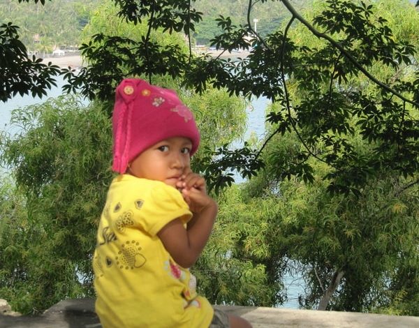 Enfant à Senggigi à Lombok dans notre article Que faire à Lombok en Indonésie: 3 coups de coeur à visiter sur l'île de Lombok #lombok #indonesie #ile #voyage #asie #asiedusudest