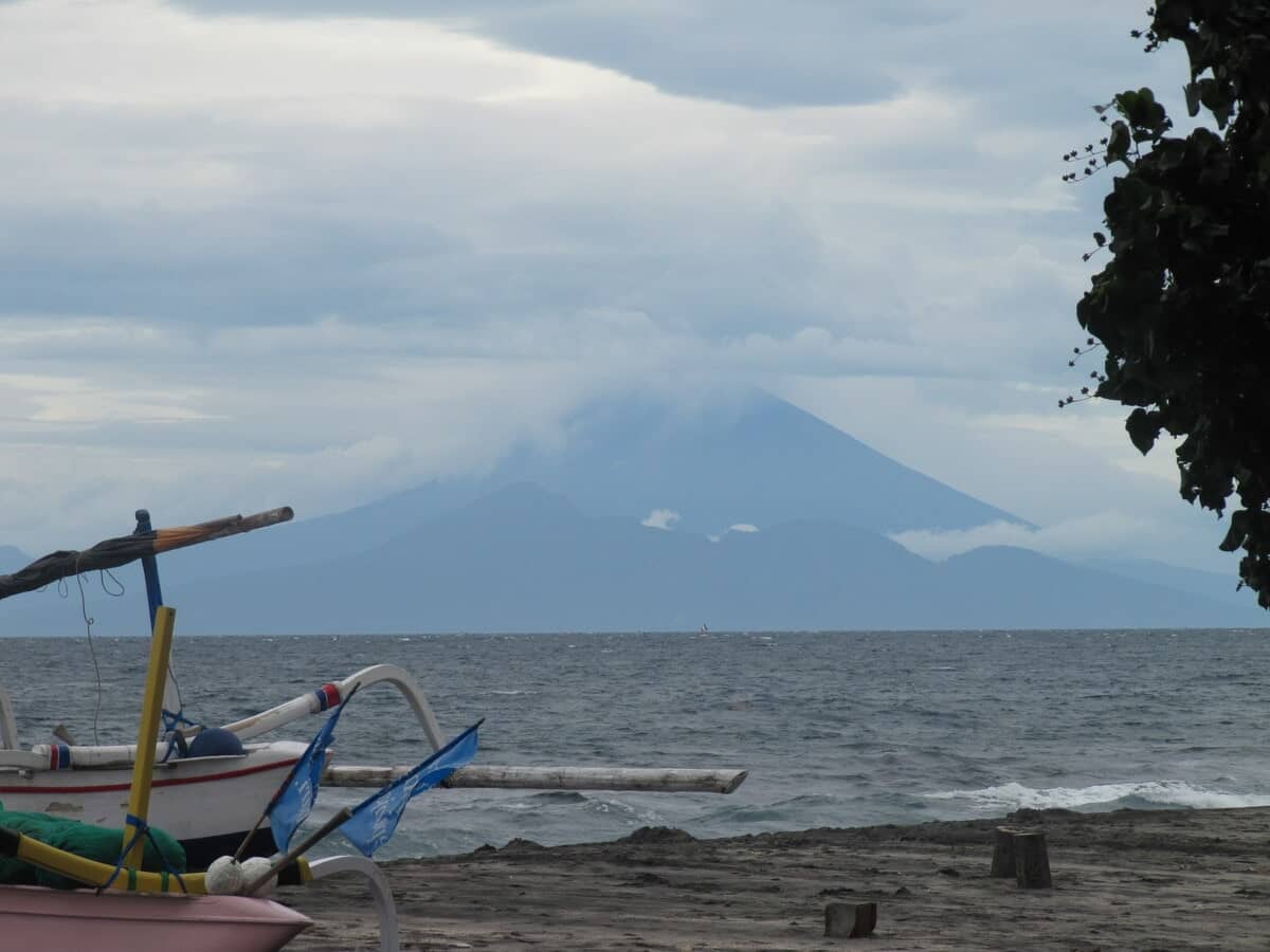 Vue sur le volcan Agung sur Bali depuis Lombok dans notre article Que faire à Lombok en Indonésie: 3 coups de coeur à visiter sur l'île de Lombok #lombok #indonesie #ile #voyage #asie #asiedusudest