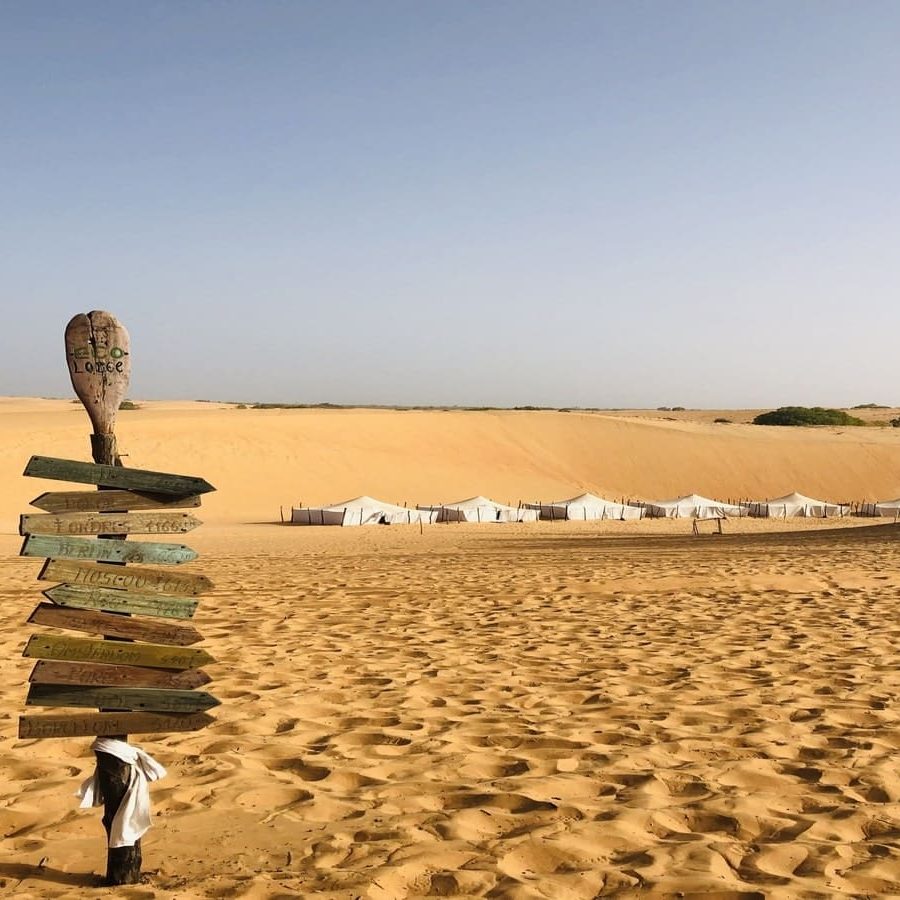 Bivouac Ecolodge de Lompoul de loin dans notre article Trek Rose Trip au Sénégal : beau défi de randonnée entre femmes dans le désert #rosetriptrek #rosetrip #trekinsenegal #womenstrek #orientationtrek