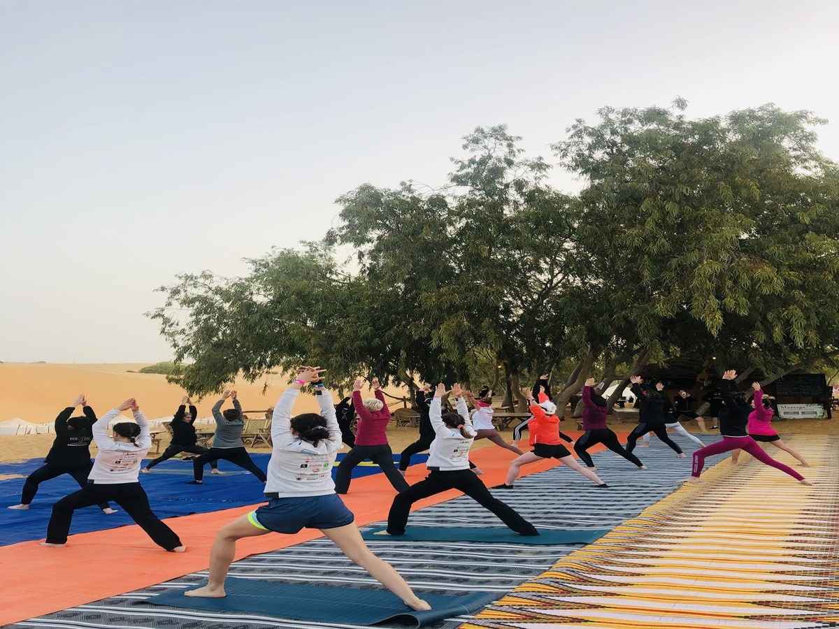 Cours de yoga dans notre article Trek Rose Trip au Sénégal : beau défi de randonnée entre femmes dans le désert #rosetriptrek #rosetrip #trekinsenegal #womenstrek #orientationtrek