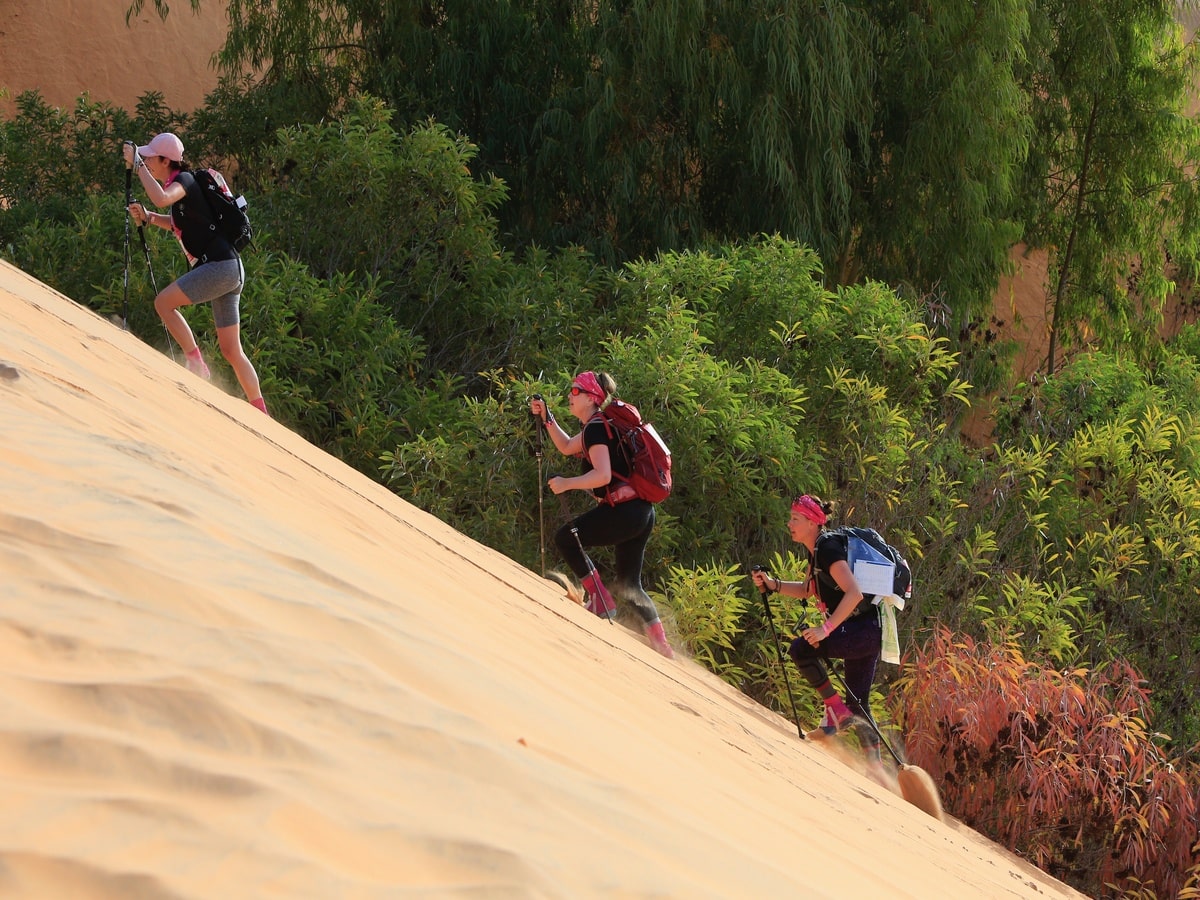 Équipe de trois femmes dans notre article Trek Rose Trip au Sénégal : beau défi de randonnée entre femmes dans le désert #rosetriptrek #rosetrip #trekinsenegal #womenstrek #orientationtrek