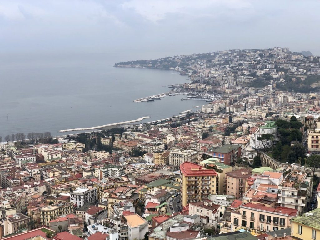 Point de vue ville Naples dans notre article Que voir et que faire à Naples en Italie en 10 incontournables #naples #italie #europe #voyage