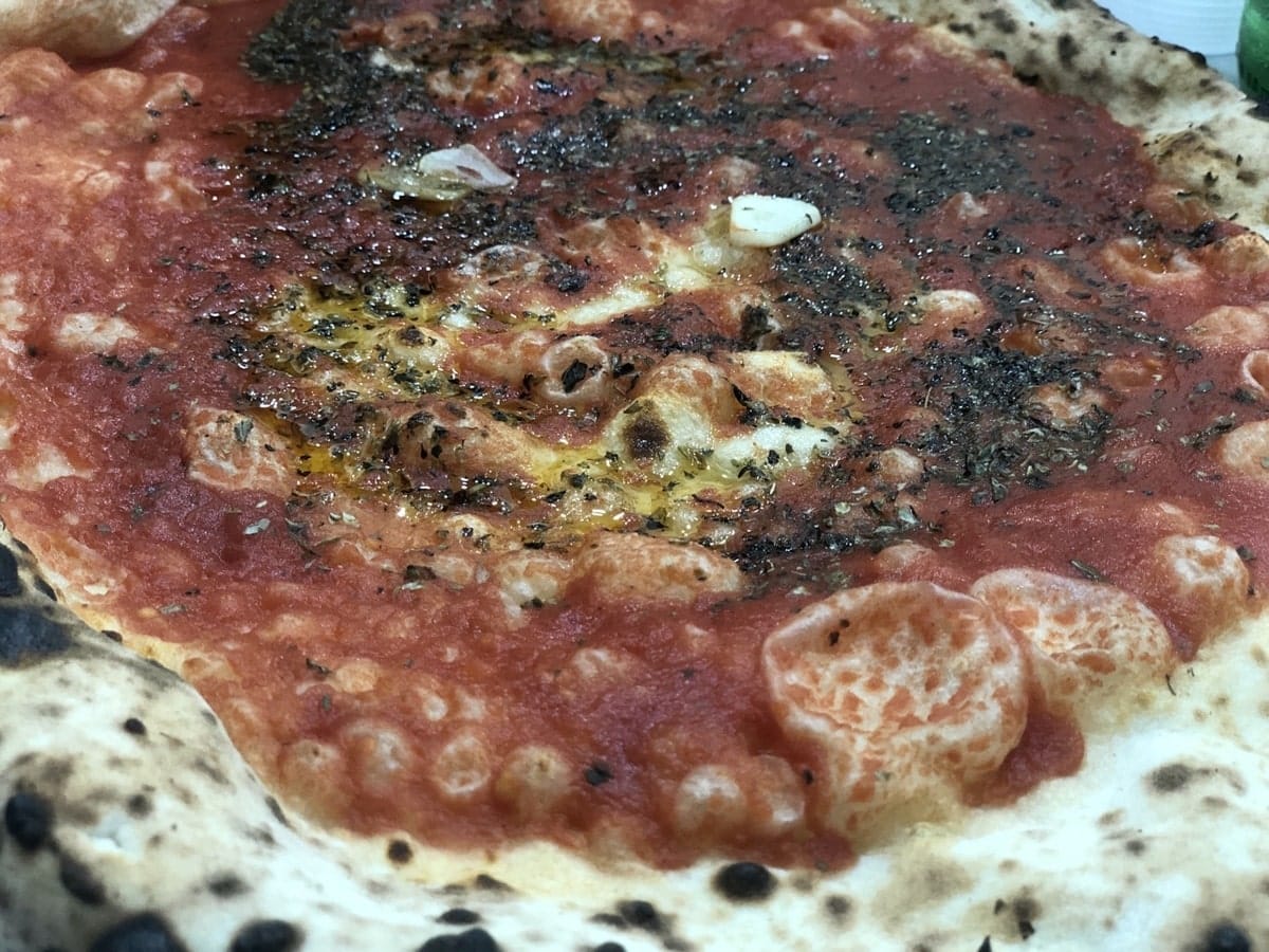 Manger une pizza à Naples dans notre article Que voir et que faire à Naples en Italie en 10 incontournables #naples #italie #europe #voyage