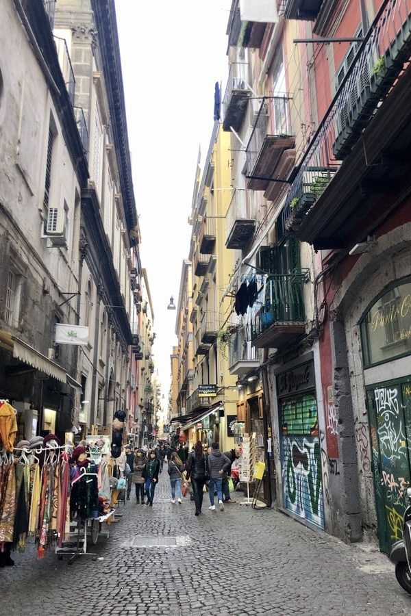 Balade dans le quartier espagnol de Naples le jour dans notre article Que voir et que faire à Naples en Italie en 10 incontournables #naples #italie #europe #voyage