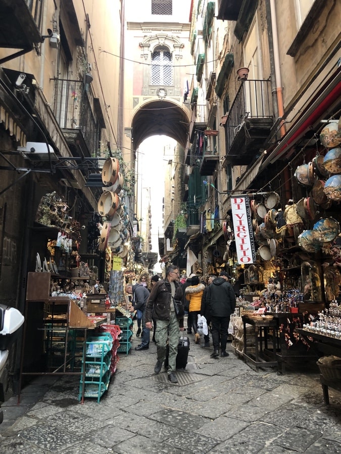Rue Presepi à Naples dans notre article Que voir et que faire à Naples en Italie en 10 incontournables #naples #italie #europe #voyage