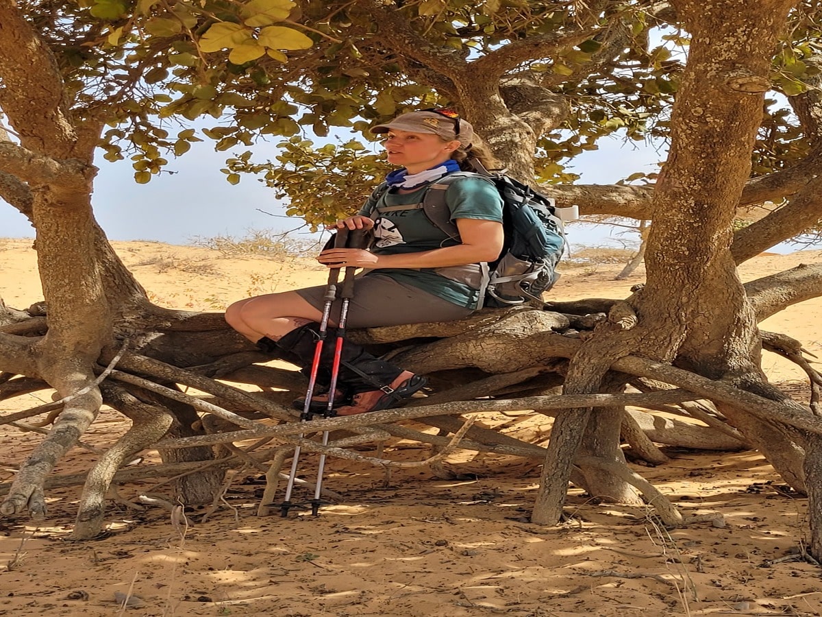 Pause à l'ombre dans notre article Trek Rose Trip au Sénégal : beau défi de randonnée entre femmes dans le désert #rosetrip #trekinsenegal #womenstrek #orientationtrek