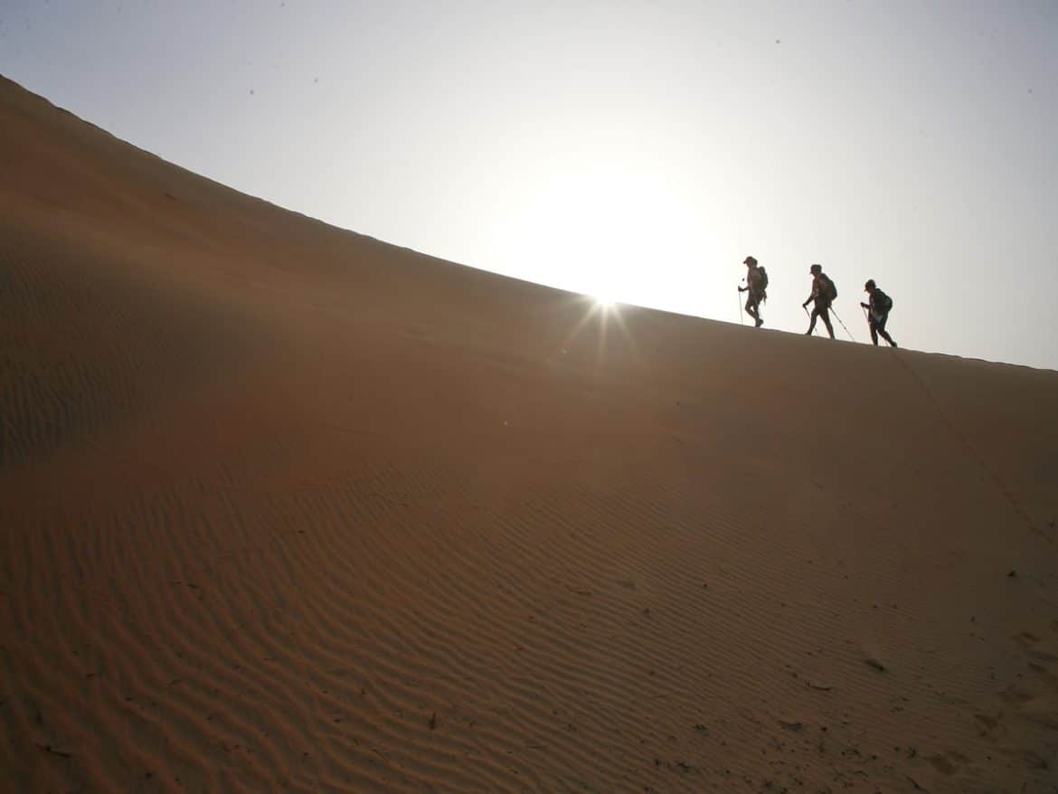 Marche dans le désert coucher de soleil dans notre article Trek Rose Trip au Sénégal : beau défi de randonnée entre femmes dans le désert #rosetriptrek #rosetrip #trekinsenegal #womenstrek #orientationtrek