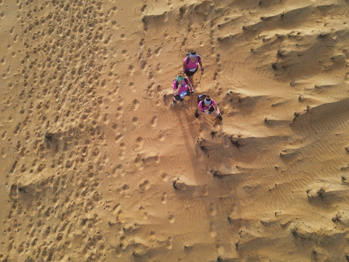 Marche en équipe dans notre article Trek Rose Trip au Sénégal : beau défi de randonnée entre femmes dans le désert #rosetrip #trekinsenegal #womenstrek #orientationtrek