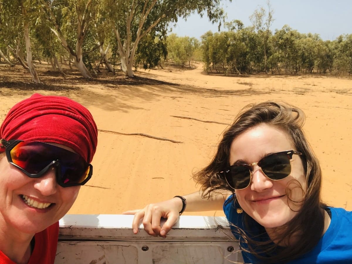 Ariane dans un coffre arrière dans notre article Trek Rose Trip au Sénégal : beau défi de randonnée entre femmes dans le désert #rosetrip #trekinsenegal #womenstrek #orientationtrek