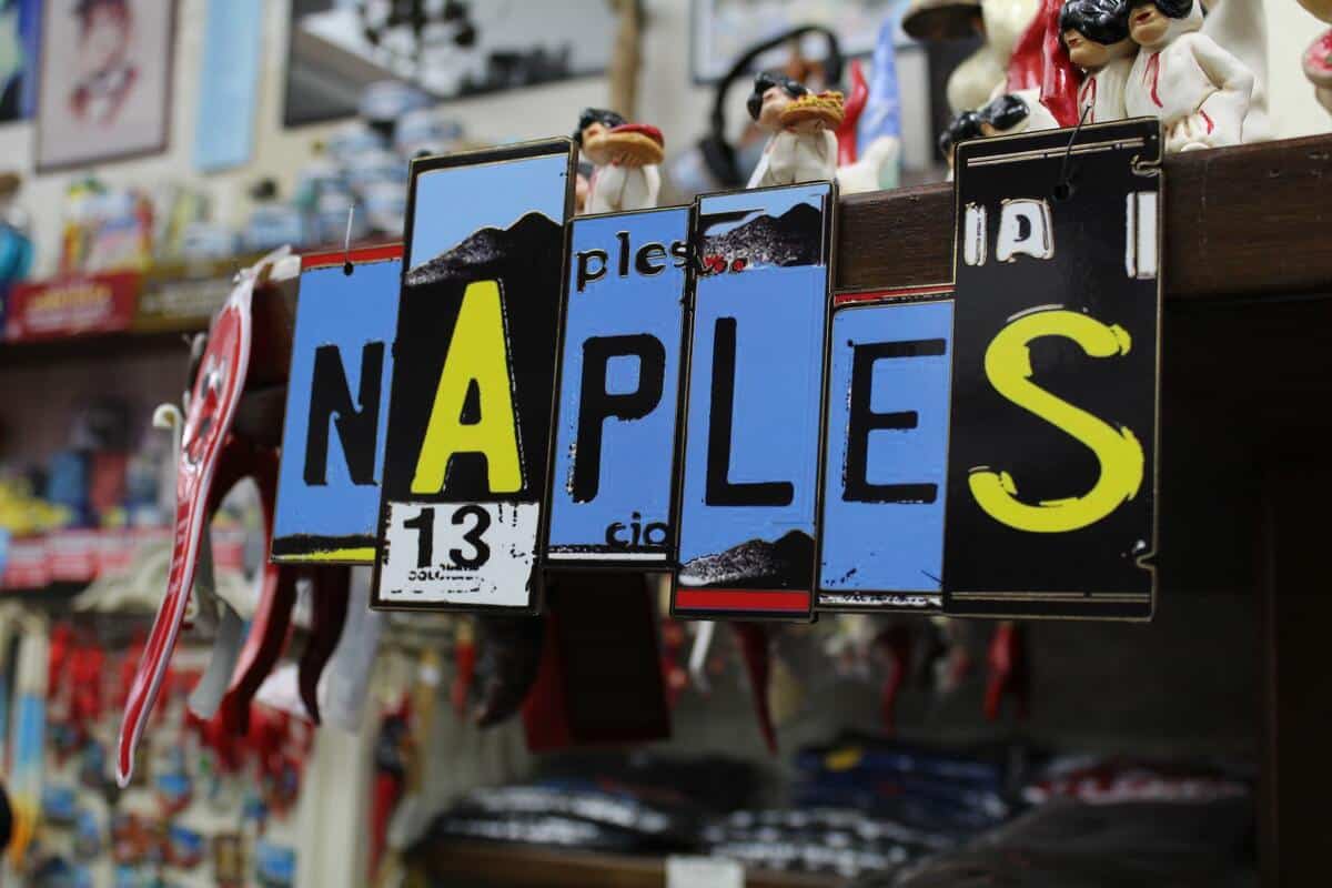 Enseigne de Naples dans notre article Que voir et que faire à Naples en Italie en 10 incontournables #naples #italie #europe #voyage