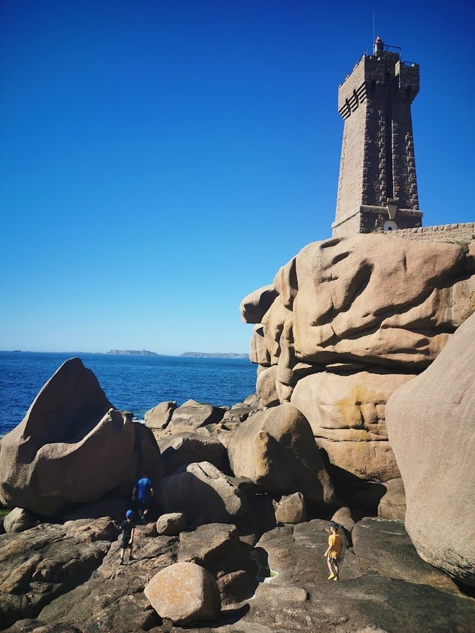 Le phare Maen Ruz en Bretagne dans notre article Visiter la Bretagne en France : itinéraire et activités à faire en famille #Bretagne #France #BretagneFamille #ActivitésBretagne #Voyage