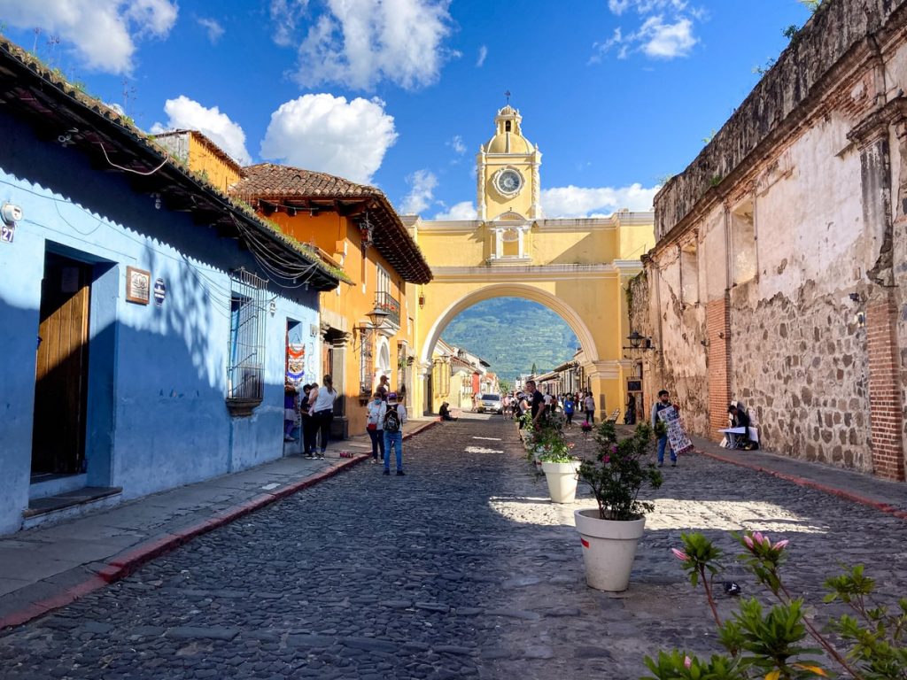 Arco de Santa Catalina dans notre article Visiter Antigua au Guatemala : que voir et que faire à Antigua et ses alentours #antigua #guatemala #visiterantigua #voyage #quoifaireantigua