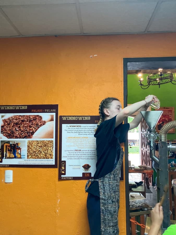 Atelier de fabrication de chocolat au Choco Museo d'Antigua dans notre article Visiter Antigua au Guatemala : que voir et que faire à Antigua et ses alentours #antigua #guatemala #visiterantigua #voyage #quoifaireantigua