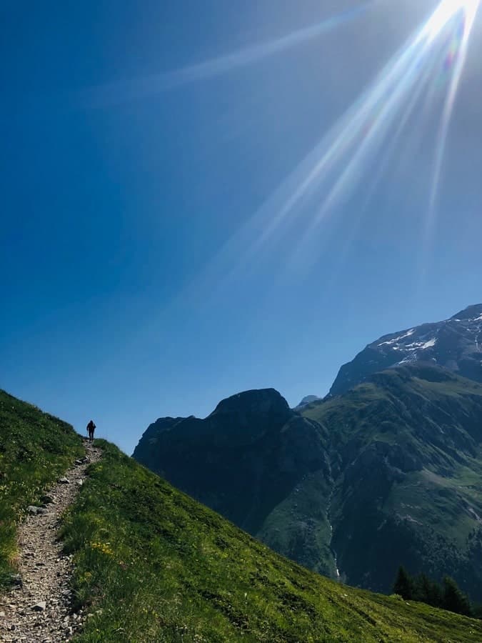 Montée Refuge du Roc dans notre article 7 jours de randonnée sur le Grand Tour de la Tarentaise dans les Alpes françaises #Tarentaise #Grandtourtarentaise #Alpes #France #Randonnée