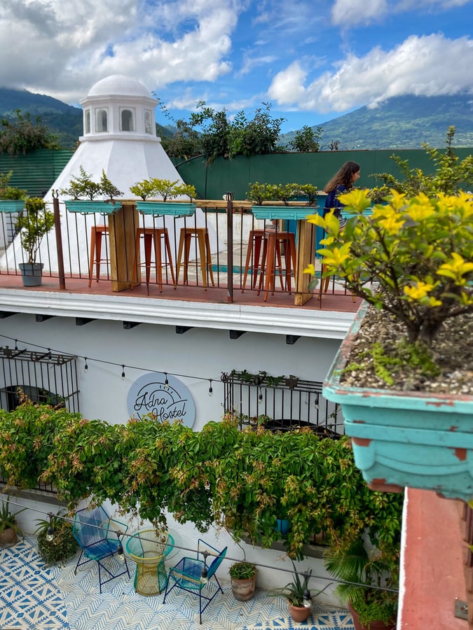 Terrasse auberge Adra à Antigua dans notre article Visiter Antigua au Guatemala : que voir et que faire à Antigua et ses alentours #antigua #guatemala #visiterantigua #voyage #quoifaireantigua