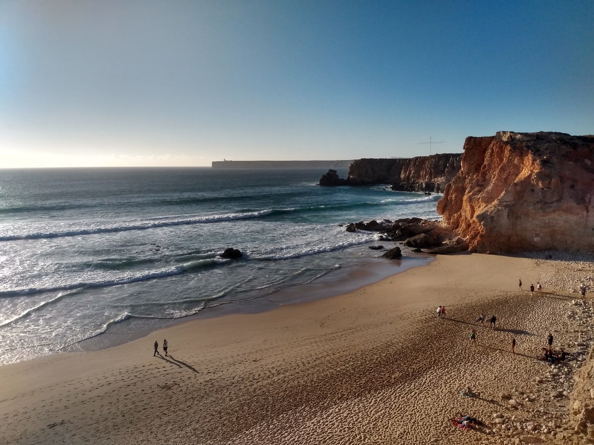 Vagues pour le surf à Sagres en Algarve dans notre article Visiter l’Algarve au Portugal : Que faire en Algarve et voir en 2 semaines #Algarve #Portugal #Voyage #Europe #ItinéraireAlgarve 