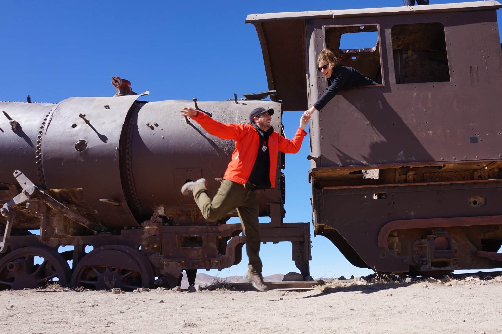Cimetière de trains à Uyuni en Bolivie dans notre article Voyage en Bolivie : que voir et que faire en Bolivie en 5 expériences incroyables #Bolivie #Voyage #AmériqueduSud #IncontournablesBolivie #QueVoirBolivie