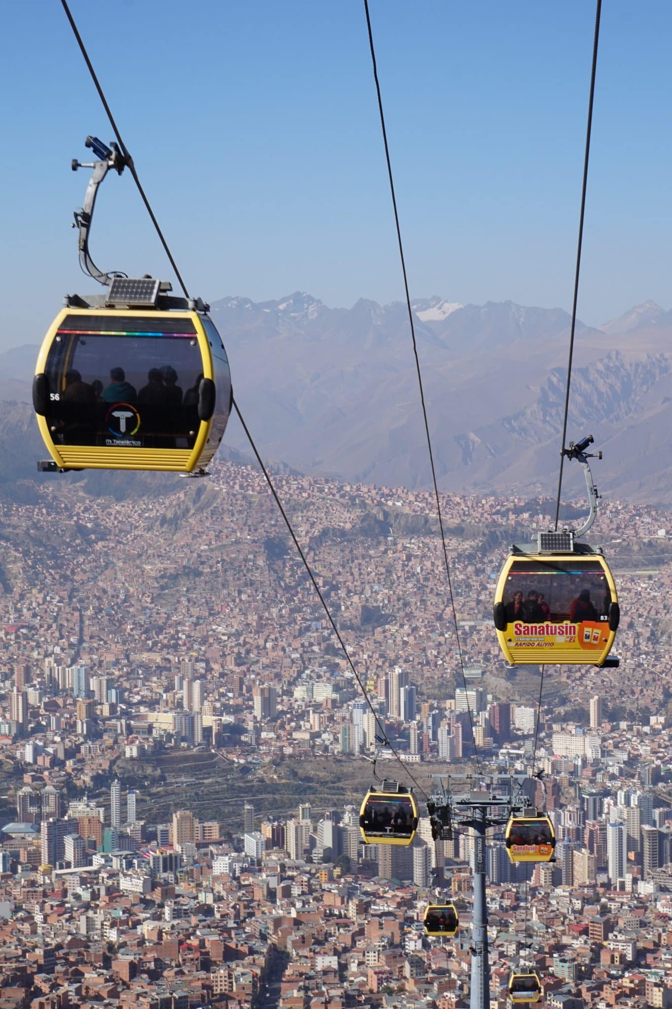Téléphérique à La Paz en Bolivie dans notre article Voyage en Bolivie : que voir et que faire en Bolivie en 5 expériences incroyables #Bolivie #Voyage #AmériqueduSud #IncontournablesBolivie #QueVoirBolivie