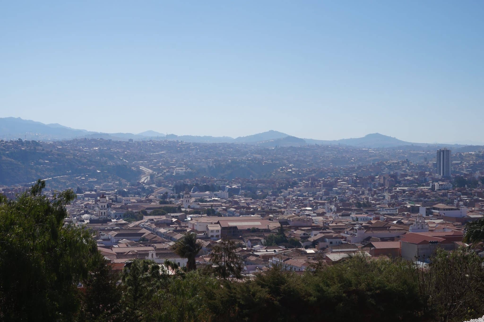Coucher de soleil sur l'Esplanade Recoleta à Sucre dans notre article Voyage en Bolivie : que voir et que faire en Bolivie en 5 expériences incroyables #Bolivie #Voyage #AmériqueduSud #IncontournablesBolivie #QueVoirBolivie