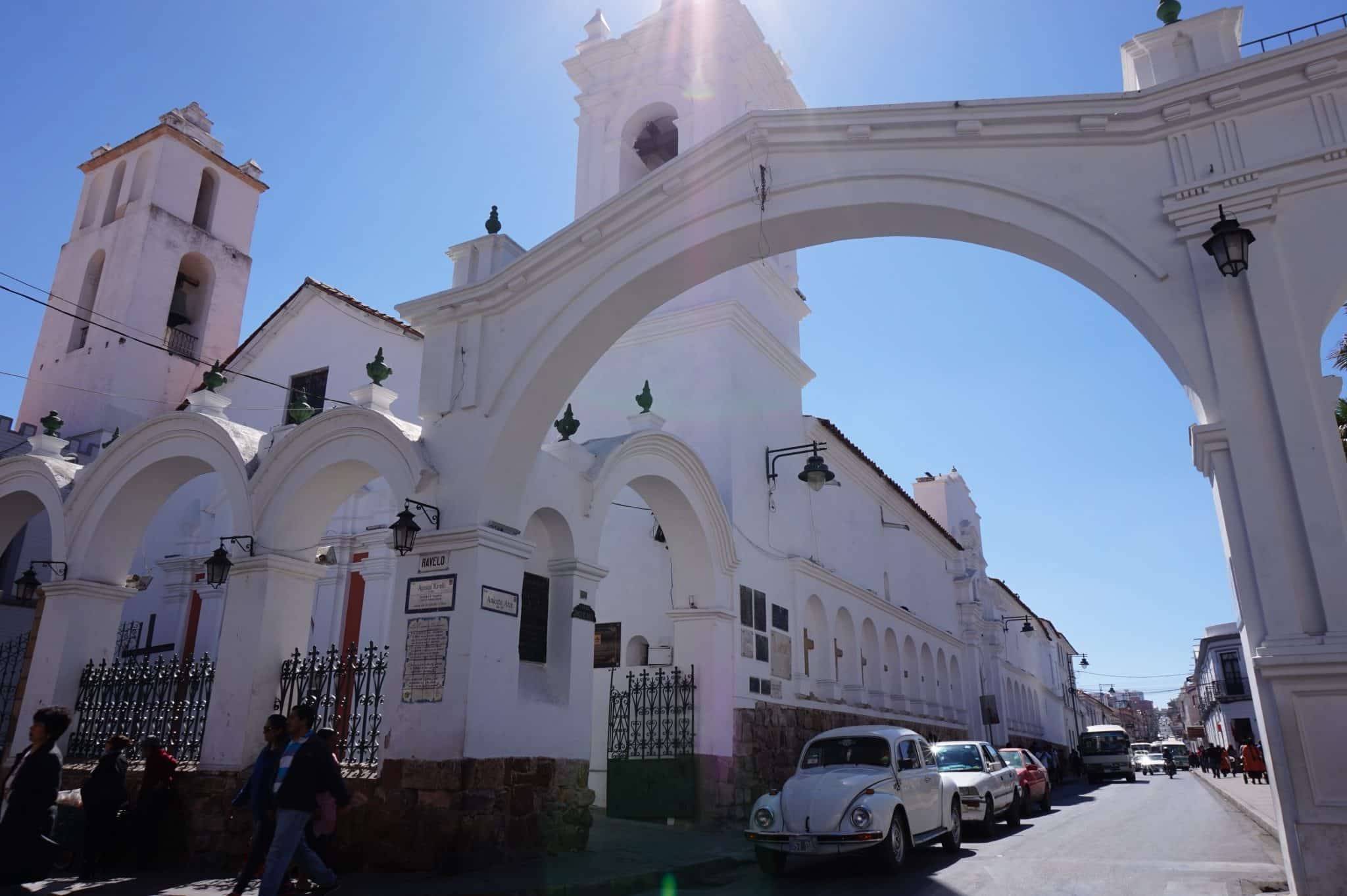 Sucre, ville blanche de la Bolivie dans notre article Voyage en Bolivie : que voir et que faire en Bolivie en 5 expériences incroyables #Bolivie #Voyage #AmériqueduSud #IncontournablesBolivie #QueVoirBolivie