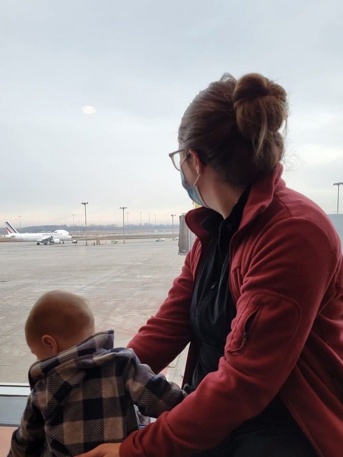 Attente à l'aéroport pour un vol avec bébé dans notre article Voyager avec un bébé : conseils pour organiser un voyage avec un bébé de A à Z #VoyageBébé #VoyageFamille #VacancesBébé 