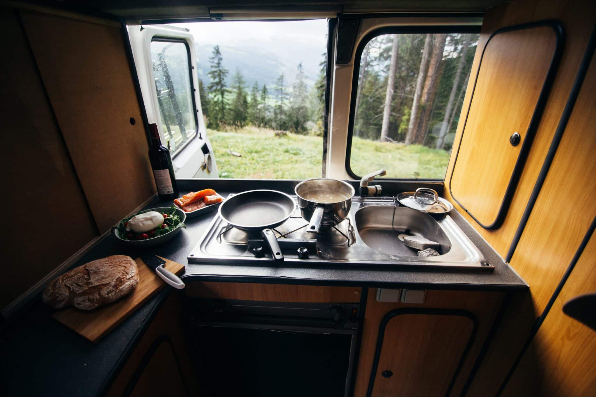Penser à la cuisine quand on aménage une van dans notre article 5 étapes pour aménager une van pour un road trip au Canada #van #aménagervan #canada #roadtrip #décorervan
