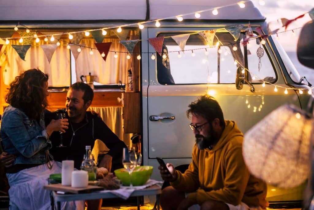 Éclairage dans la van dans notre article 5 étapes pour aménager une van pour un road trip au Canada #van #aménagervan #canada #roadtrip #décorervan