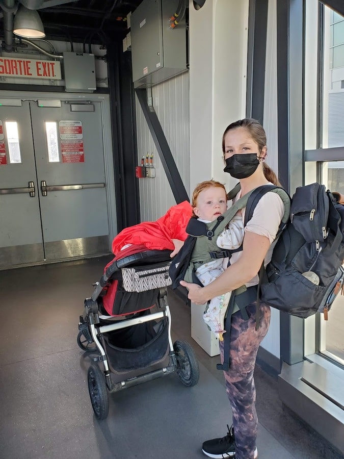 Items pour bébé à amener en avion dans notre article Voyager avec un bébé : conseils pour organiser un voyage avec un bébé de A à Z #VoyageBébé #VoyageFamille #VacancesBébé 