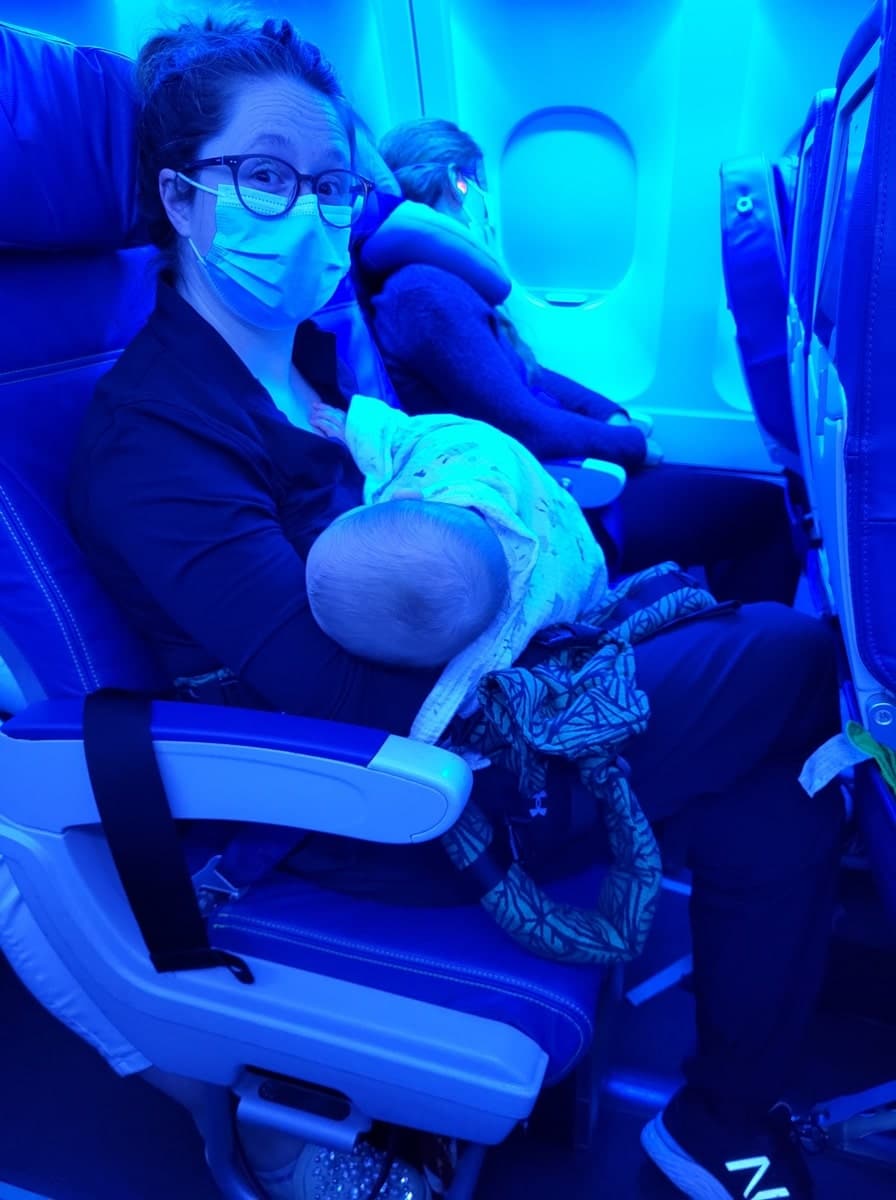 Dodo de bébé dans l'avion dans notre article Voyager avec un bébé : conseils pour organiser un voyage avec un bébé de A à Z #VoyageBébé #VoyageFamille #VacancesBébé 
