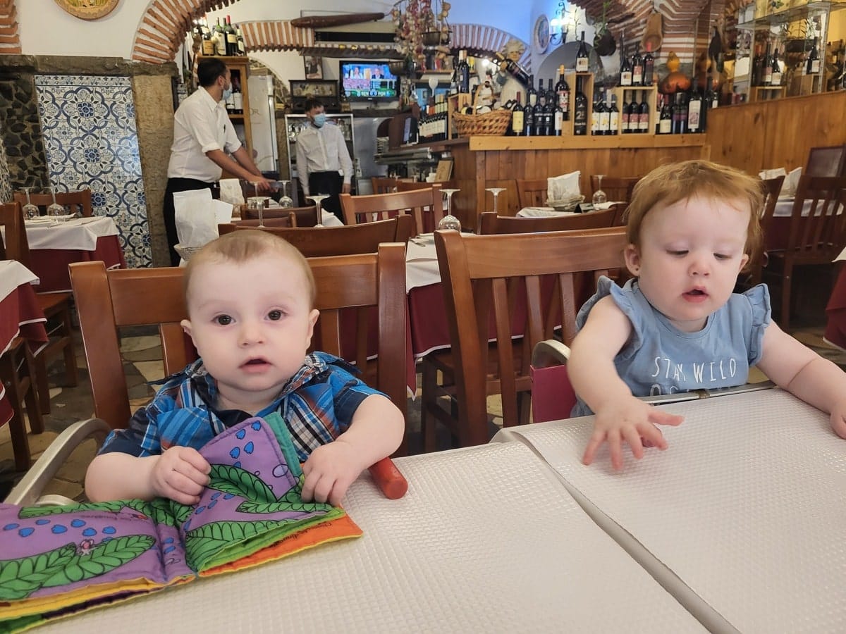 Manger au restaurant avec un bébé en voyage dans notre article Voyager avec un bébé : conseils pour organiser un voyage avec un bébé de A à Z #VoyageBébé #VoyageFamille #VacancesBébé 