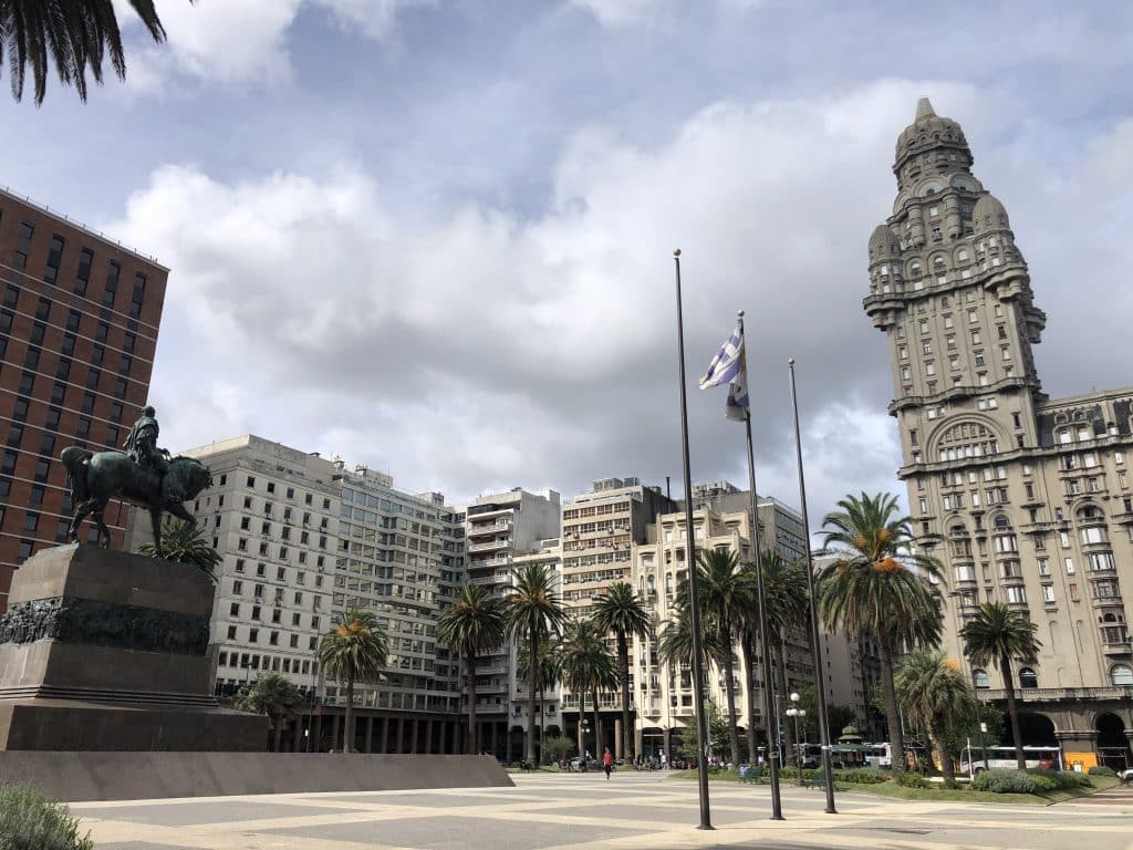 Place d'Indépendance à Montevideo dans notre article Visiter Montevideo en Uruguay : Que faire et voir à Montevideo en 10 incontournables #visitermontevideo #montevideo #uruguay #incontournablesmontevideo #ameriquedusud