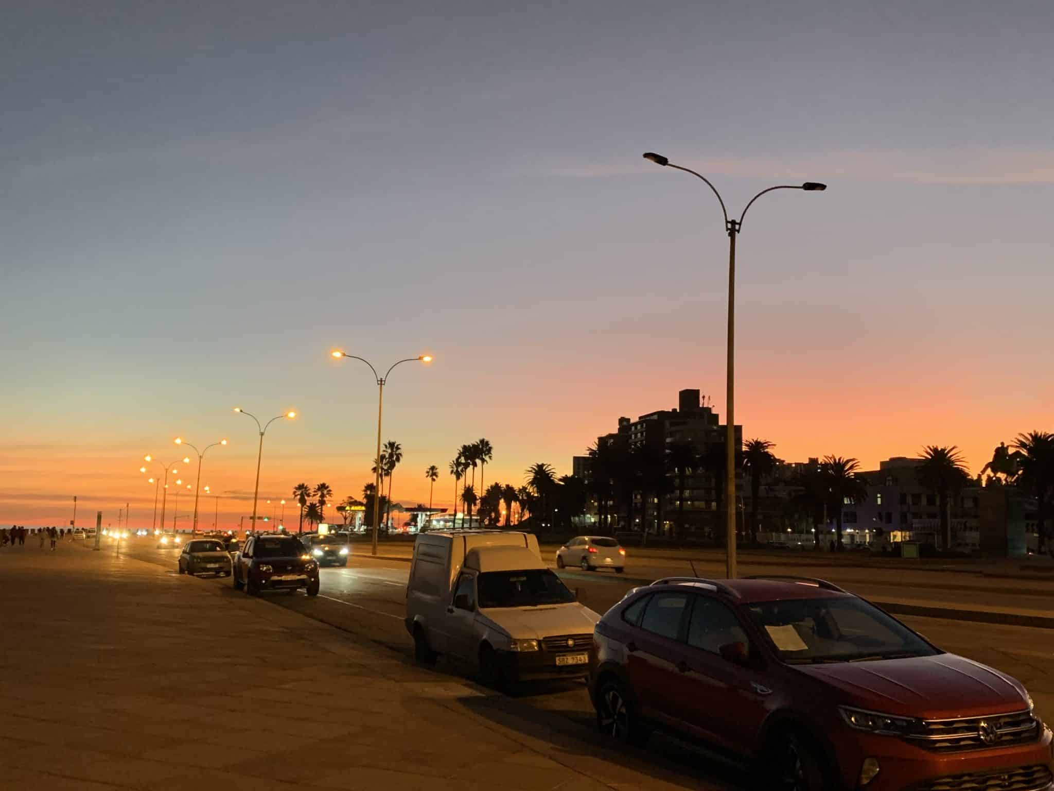 Coucher de soleil depuis la Rambla à Montevideo dans notre article Visiter Montevideo en Uruguay : Que faire et voir à Montevideo en 10 incontournables #visitermontevideo #montevideo #uruguay #incontournablesmontevideo #ameriquedusud