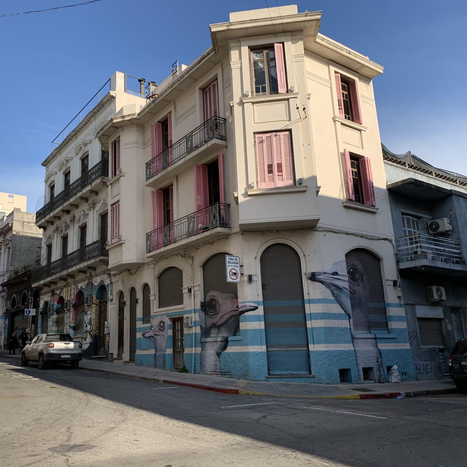 Bâtiments de Ciudad Vieja à Montevideo dans notre article Visiter Montevideo en Uruguay : Que faire et voir à Montevideo en 10 incontournables #visitermontevideo #montevideo #uruguay #incontournablesmontevideo #ameriquedusud