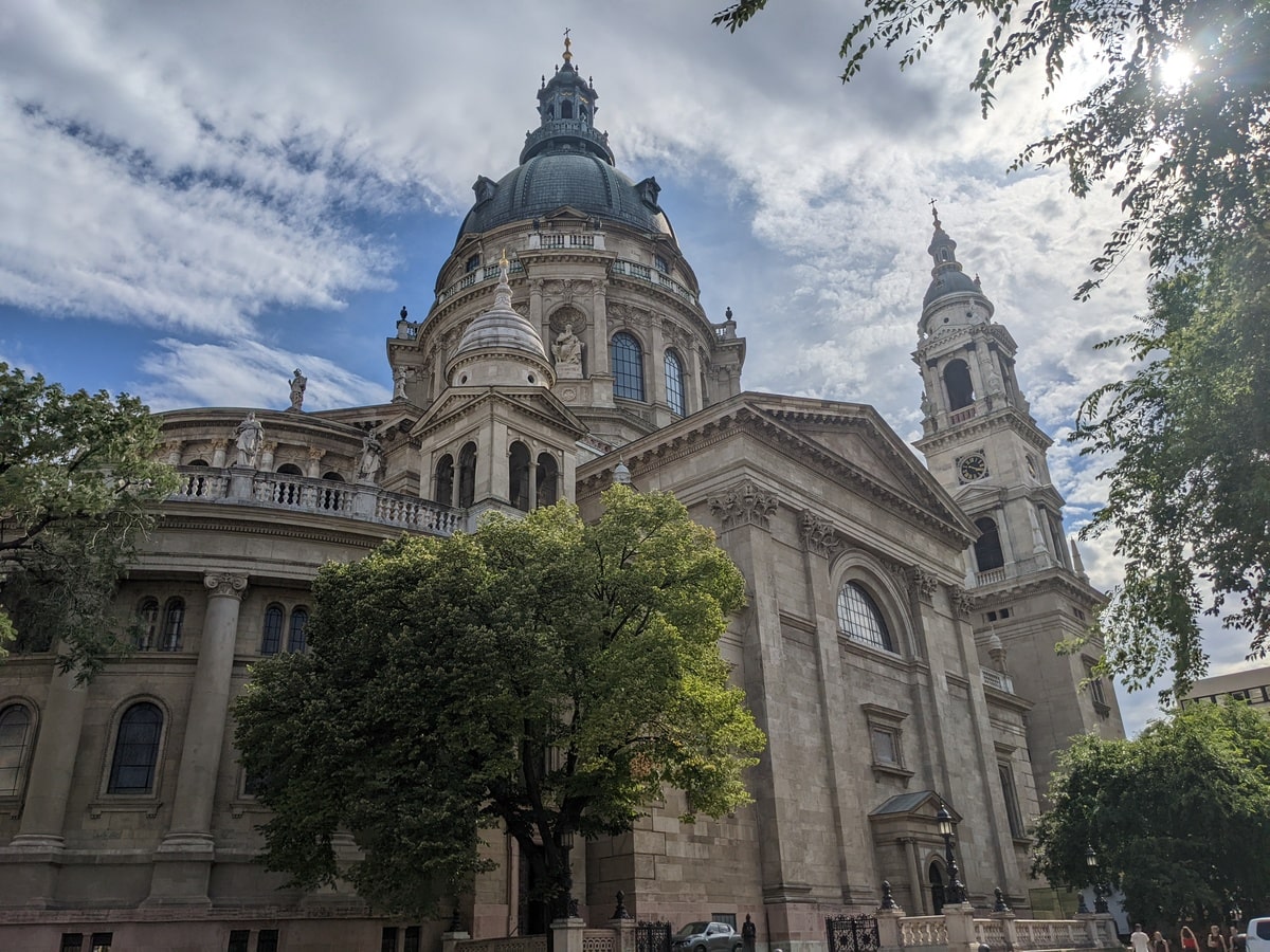 Basilique Saint-Étienne de Budapest dans notre article Visiter la Hongrie : Que voir et que faire en Hongrie en 3 semaines de voyage #Hongrie #Voyage #3semainesenHongrie #ItinéraireHongrie #Europecentrale 