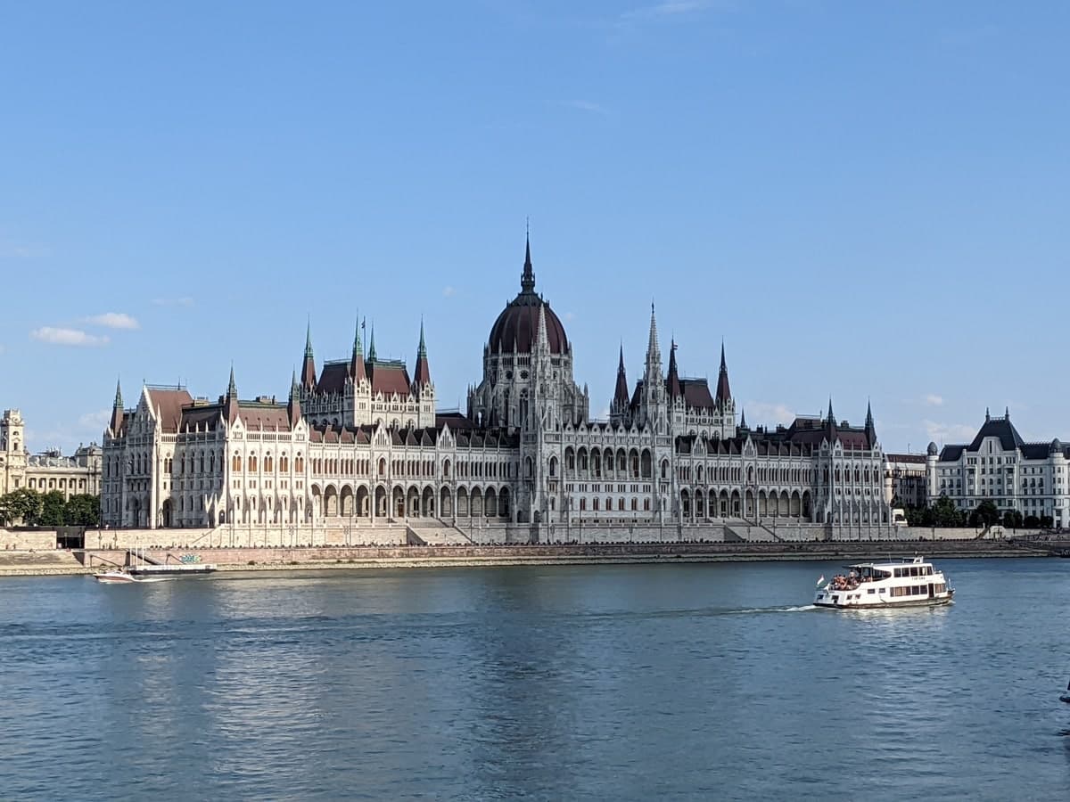 Parlement Budapest dans notre article Visiter la Hongrie : Que voir et que faire en Hongrie en 3 semaines de voyage #Hongrie #Voyage #3semainesenHongrie #ItinéraireHongrie #Europecentrale 