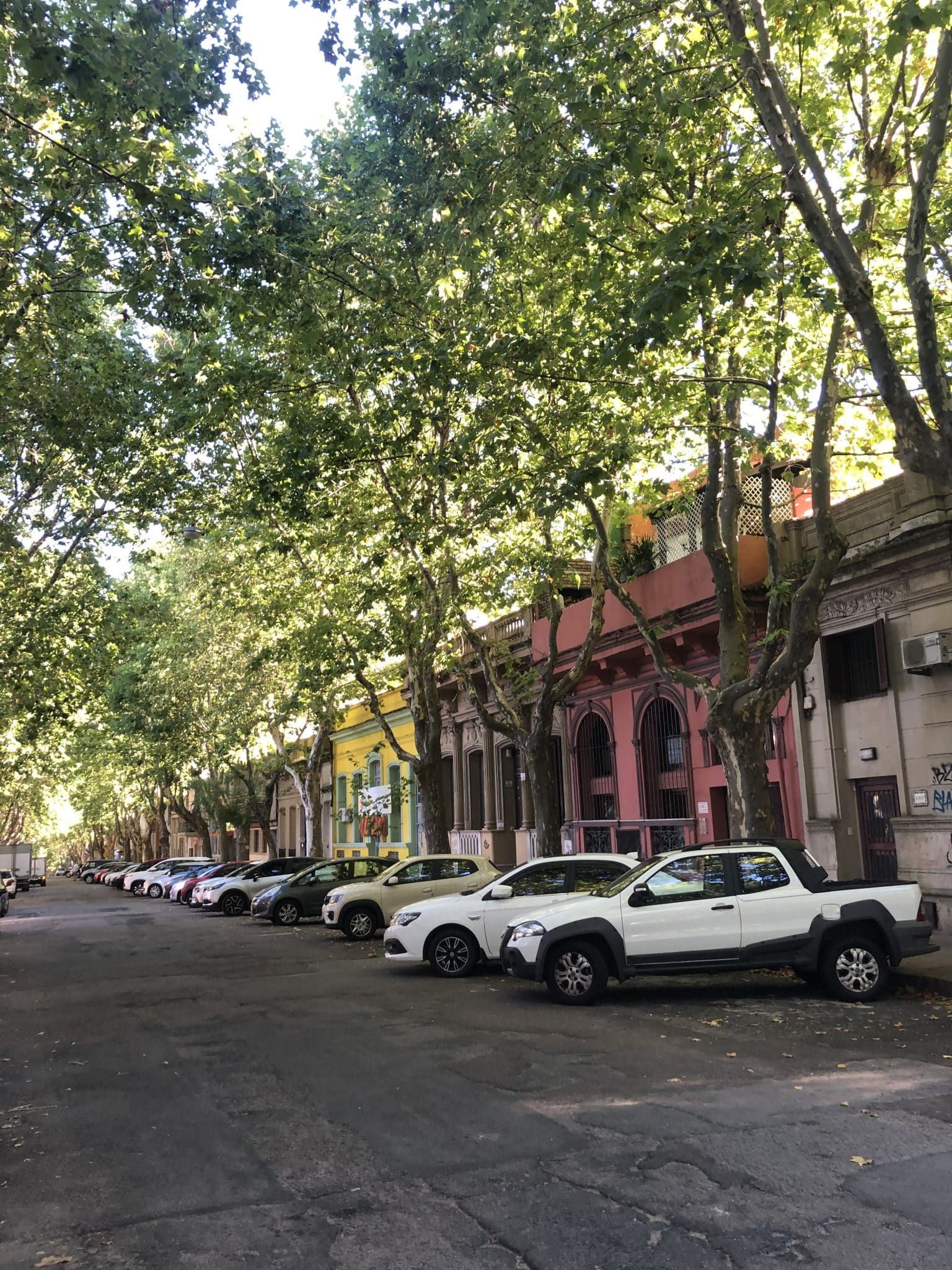 Rue colorée de Montevideo dans notre article Visiter Montevideo en Uruguay : Que faire et voir à Montevideo en 10 incontournables #visitermontevideo #montevideo #uruguay #incontournablesmontevideo #ameriquedusud