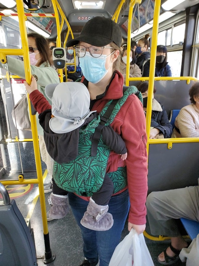 Utiliser le porte-bébé lors de déplacement en bus en voyage dans notre article Voyager avec un bébé : conseils pour organiser un voyage avec un bébé de A à Z #VoyageBébé #VoyageFamille #VacancesBébé 
