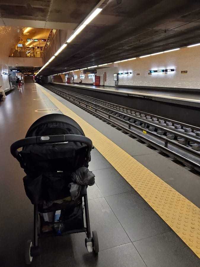 Utilisation de la poussette pour se déplacer dans le métro lors d'un voyage avec bébé dans notre article Voyager avec un bébé : conseils pour organiser un voyage avec un bébé de A à Z #VoyageBébé #VoyageFamille #VacancesBébé 