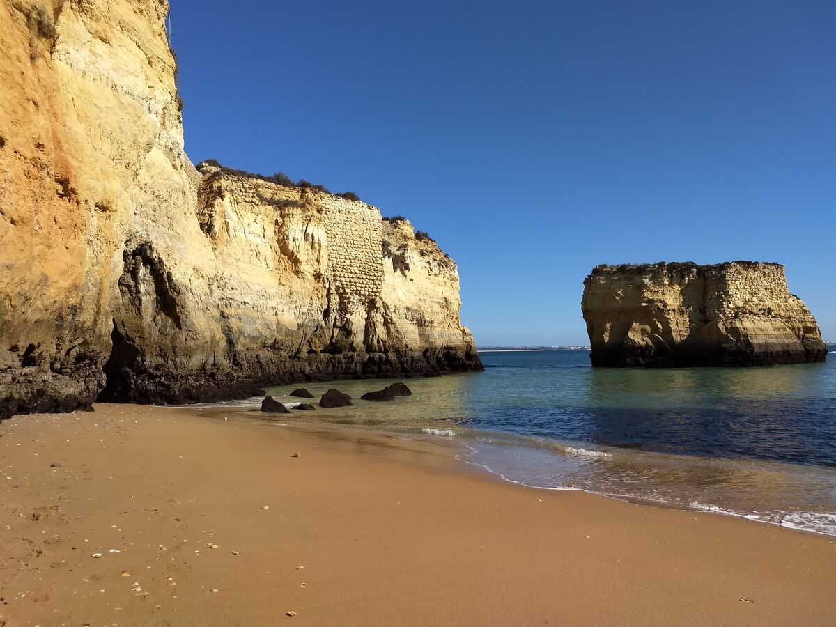 Plage de Lagos en Algarve au Portugal dans notre article Visiter l’Algarve au Portugal : Que faire en Algarve et voir en 2 semaines #Algarve #Portugal #Voyage #Europe #ItinéraireAlgarve 