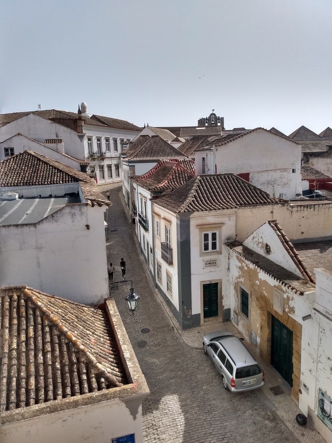 Vieille ville de Faro au Portugal dans notre article Visiter l’Algarve au Portugal : Que faire en Algarve et voir en 2 semaines #Algarve #Portugal #Voyage #Europe #ItinéraireAlgarve 