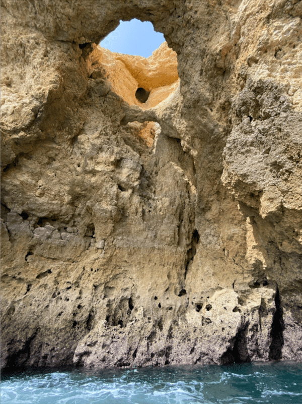 Grotte à Lagos en Algarve dans notre article Visiter l’Algarve au Portugal : Que faire en Algarve et voir en 2 semaines #Algarve #Portugal #Voyage #Europe #ItinéraireAlgarve 
