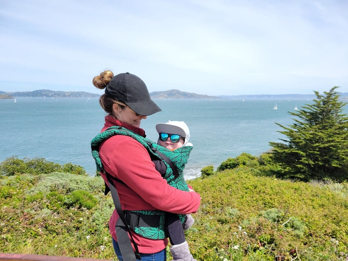 Utiliser le porte-bébé lors d'un voyage avec bébé dans notre article Voyager avec un bébé : conseils pour organiser un voyage avec un bébé de A à Z #VoyageBébé #VoyageFamille #VacancesBébé 