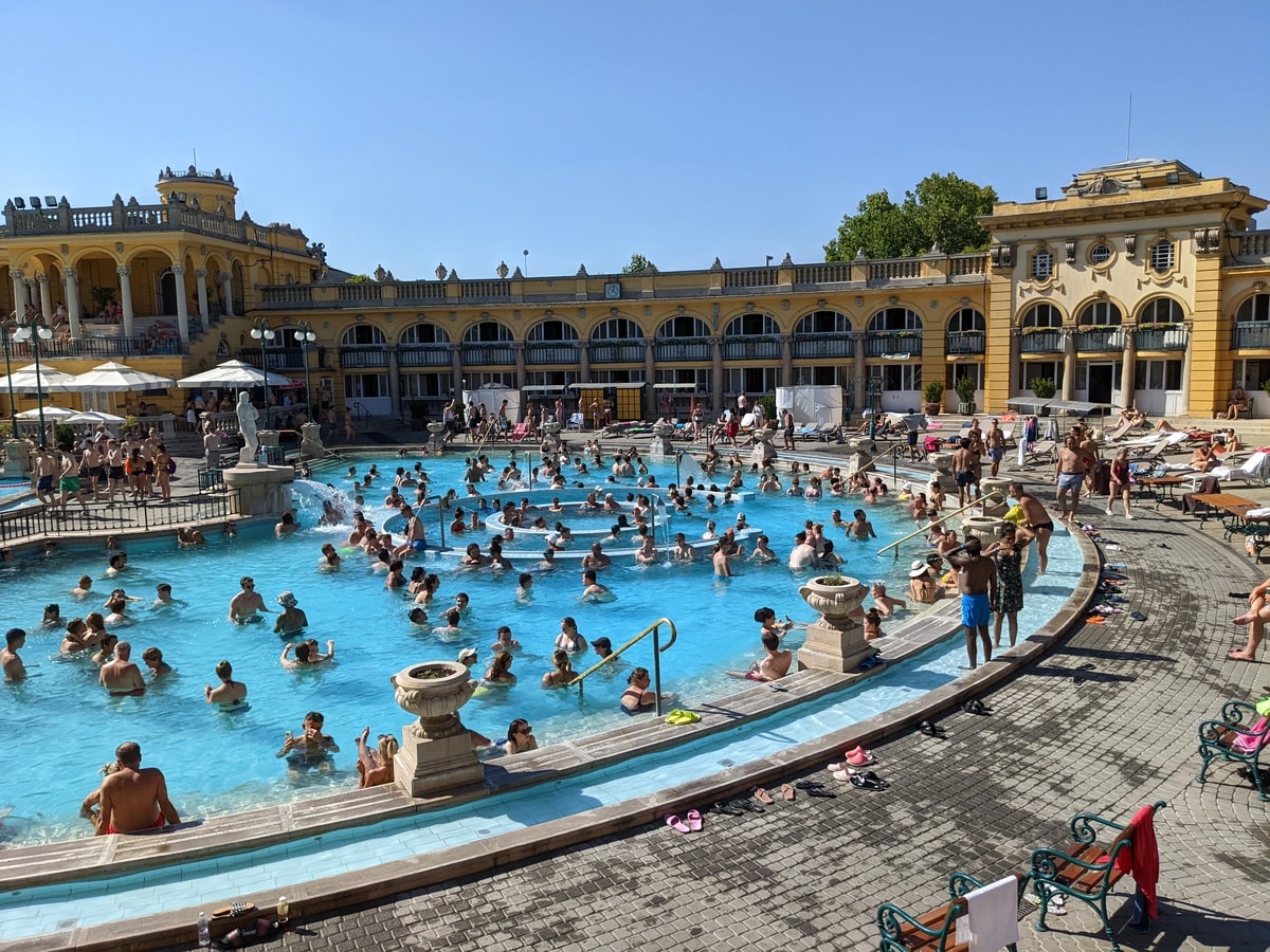 bains de Széchenyi dans notre article Visiter la Hongrie : Que voir et que faire en Hongrie en 3 semaines de voyage #Hongrie #Voyage #3semainesenHongrie #ItinéraireHongrie #Europecentrale 