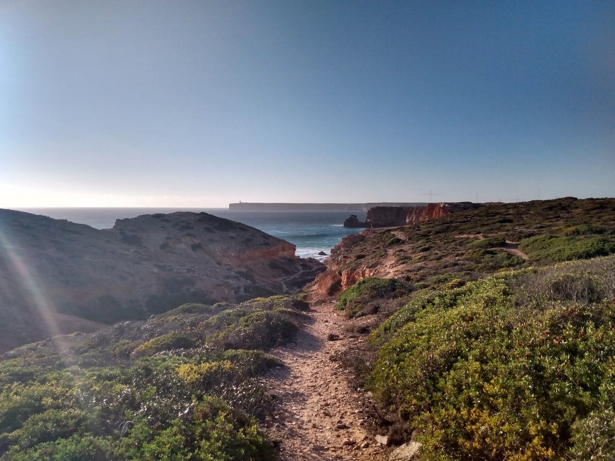 Randonnée bord des falaises à Sagres dans notre article Visiter l’Algarve au Portugal : Que faire en Algarve et voir en 2 semaines #Algarve #Portugal #Voyage #Europe #ItinéraireAlgarve 
