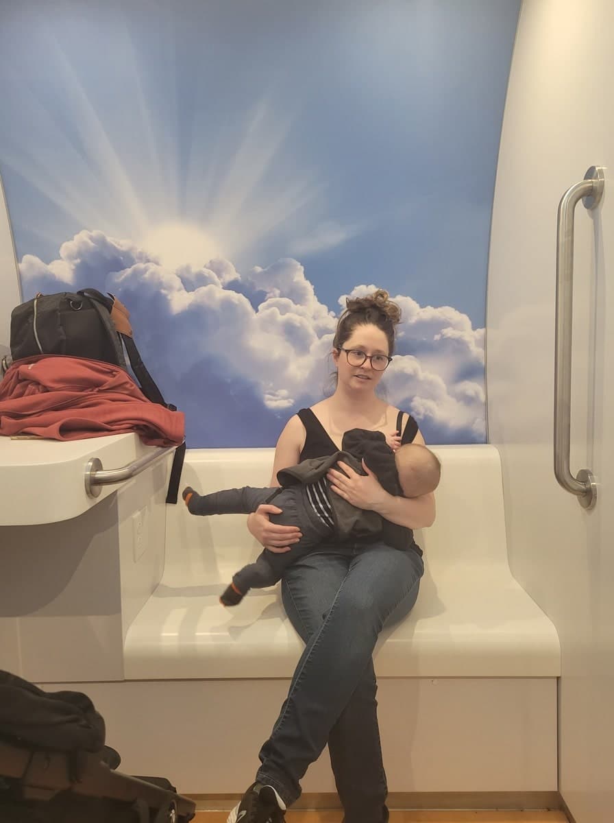 Espace d'allaitement Mamava à l'aéroport de Toronto dans notre article Voyager avec un bébé : conseils pour organiser un voyage avec un bébé de A à Z #VoyageBébé #VoyageFamille #VacancesBébé 