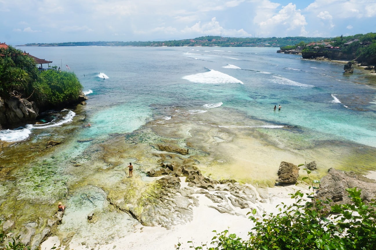 Découverte de Nusa Ceningan à Bali en scooter dans notre voyage en groupe entre femmes organisé entre Voyageuses du Québec #bali #voyage #femme #voyageorganise