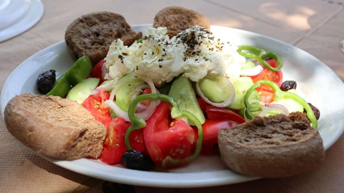 Cours de cuisine crétoise dans un village de l'île de Crète dans notre voyage en groupe entre femmes organisé entre Voyageuses du Québec en Crète #crète #grece #voyage #femme #voyageorganise #europe