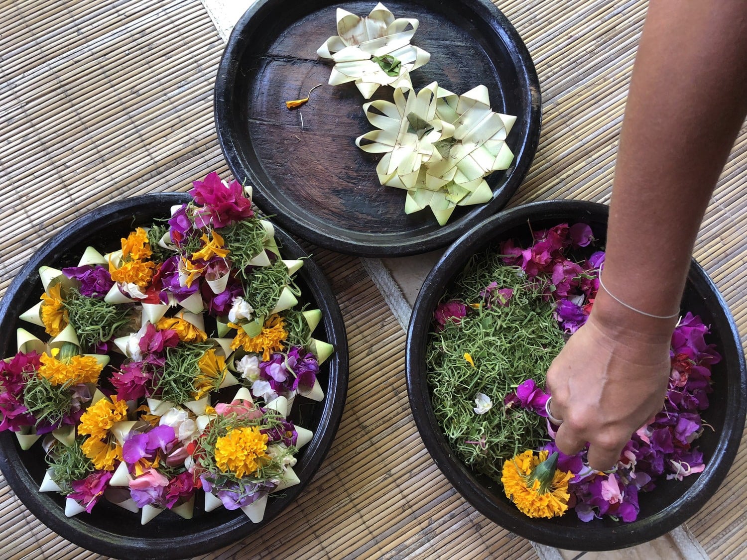 Conception offrandes à Bali dans notre voyage en groupe entre femmes organisé entre Voyageuses du Québec #bali #voyage #femme #voyageorganise