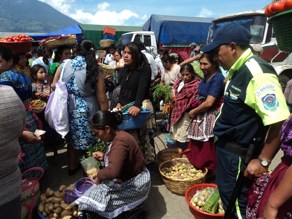Marché local d'Antigua dans notre article Visiter Antigua au Guatemala : que voir et que faire à Antigua et ses alentours #antigua #guatemala #visiterantigua #voyage #quoifaireantigua