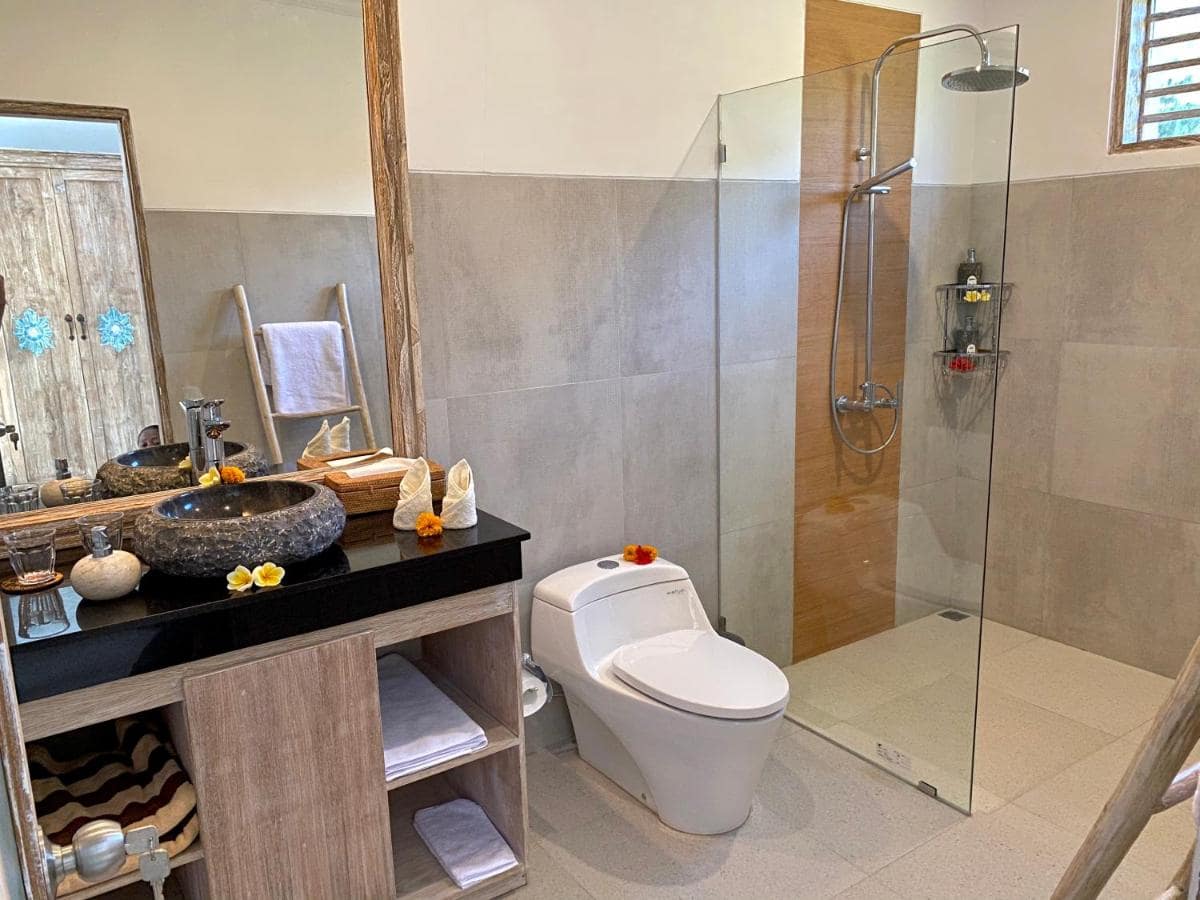 Salle de bain dans les hébergements à Bali dans notre voyage en groupe entre femmes organisé entre Voyageuses du Québec à Bali #bali #voyage #femme #voyageorganise